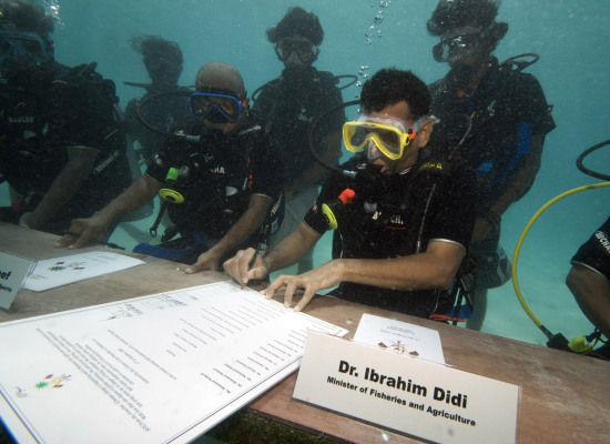 sidang kabinet bawah air